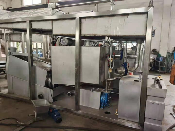 清洗高科技吸污車時(shí)盡量避免機(jī)油水分過(guò)量